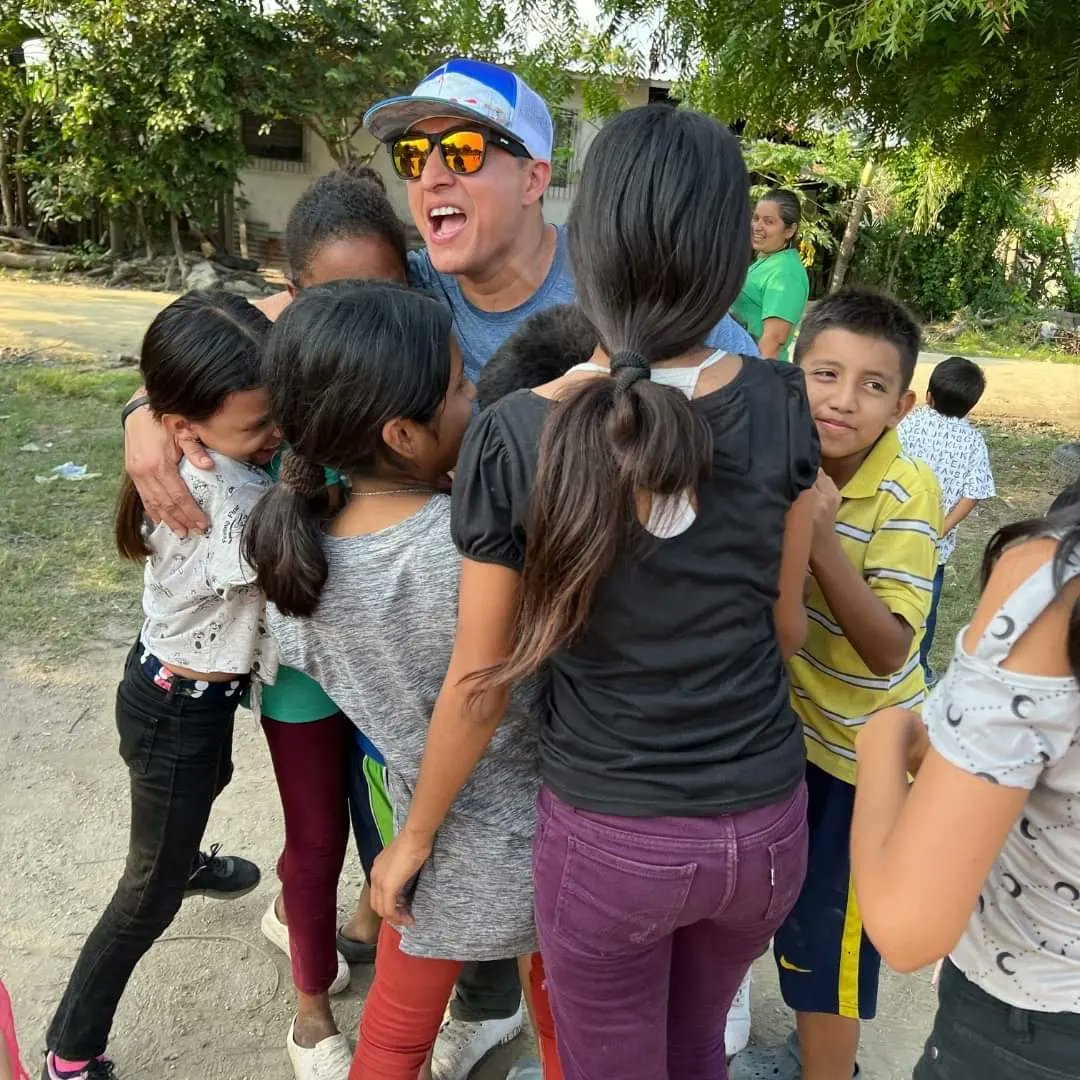 observadorhn_el's tweet photo. ¡POSITIVO! 
#ElObservadorhn #Noticias #Honduras | El primer hondureño en escalar Monte Everest, @Ronquinterohn  llega al sector Rivera Hernandez de San Pedro Sula para construir una escuela junto al youtuber e influencer @ShinFujiyama. 
👏👏👏 https://t.co/sx8PnFerKR