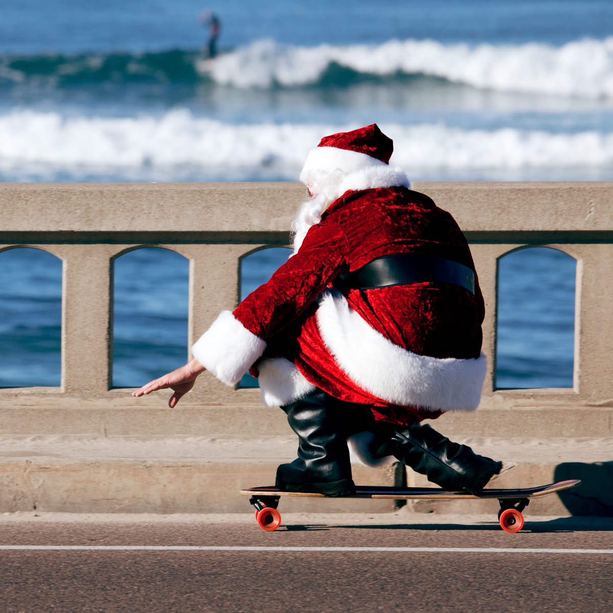 Happy holidays from O-Foto #Happyholidays #odonnellphotograf #ofoto #santaclaus #skateboarding #cardiffbythesea #santa #surfing #christmas