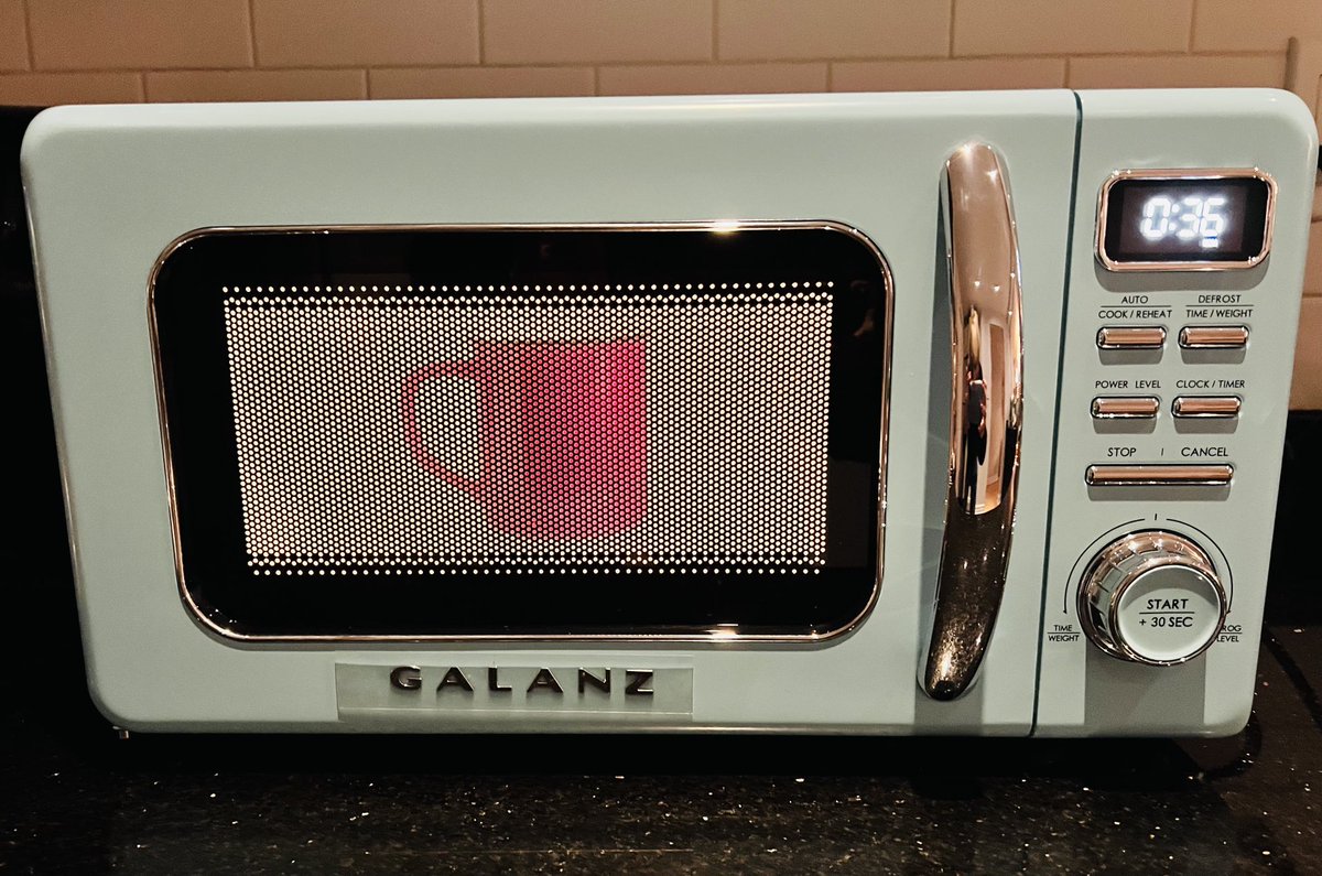 What a pleasant #holiday surprise from ⁦<a href="/BestBuy/">Best Buy</a>⁩ delivered in a major winter storm! My old microwave stopped working - I ordered a new one Wed. afternoon - to be delivered the 28th - ⁦<a href="/BestBuy/">Best Buy</a>⁩ was early to help make my Christmas meal easier🙌 Thank You!