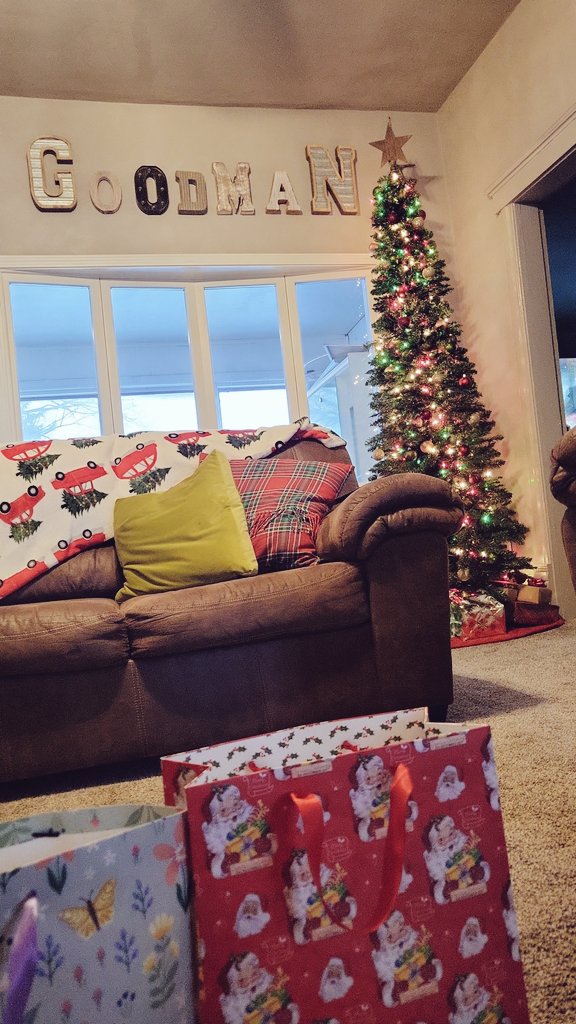 sosocial_worker's tweet photo. Snowy cold days call for wrapping gifts &amp; making caramel corn. Hope you all staying warm! 🍿🍪 #Midwest #Farmhouse https://t.co/E5kOMjgd0j