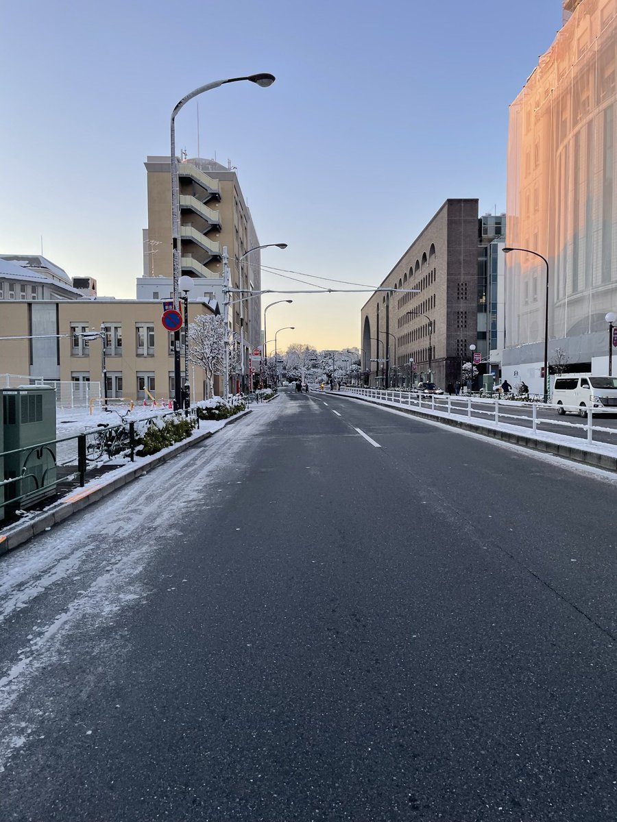 tsshinyokohama's tweet photo. 【都内での降雪を覚えていますか？】
おはようございます☃️
タイヤセレクトしんよこはま店です🛞
皆様は今年初めに都内で降った事は覚えていますか？
これは当時撮った写真で各方面で大変だった覚えがあります。
今年もラニーニャ現象で年明けの降雪があり得ます。
冬の準備は万全に備えましょう‼️ https://t.co/kf9PMALVg6