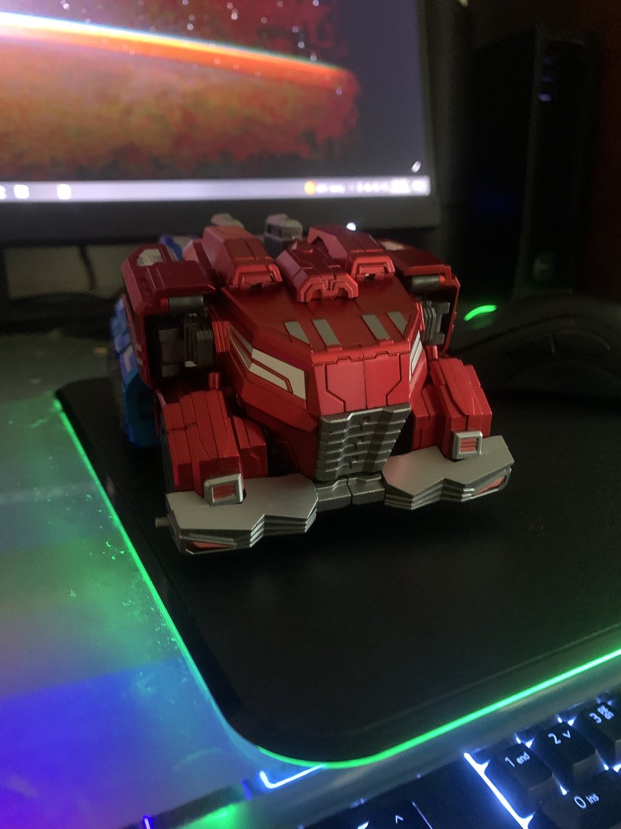TF_Dan_'s tweet photo. OMG THIS THING IS PURE SEX I LOVE IT ALOT THIS IS SO COOL I HAVE A FALL OF CYBERTRON OPTIMUS PRIME IN MY HANDS https://t.co/95cpmT9Ojc