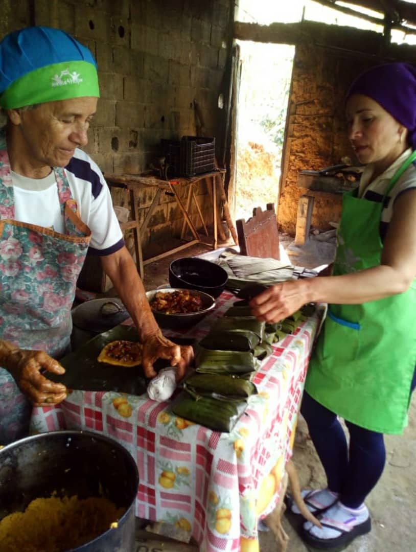 meals4hope's tweet photo. ...en Palmarito Alto, Mérida, hallacas hechas a fogón con amor y con gallinas y cerdos criados en comunidad; hallacas que llegarán a los platos de los más pequeños/as para celebrar con ellos, con ellas, la Navidad.
#tradición #identidad #navidad #venezuela #buenanueva https://t.co/CpBxhbWwnA