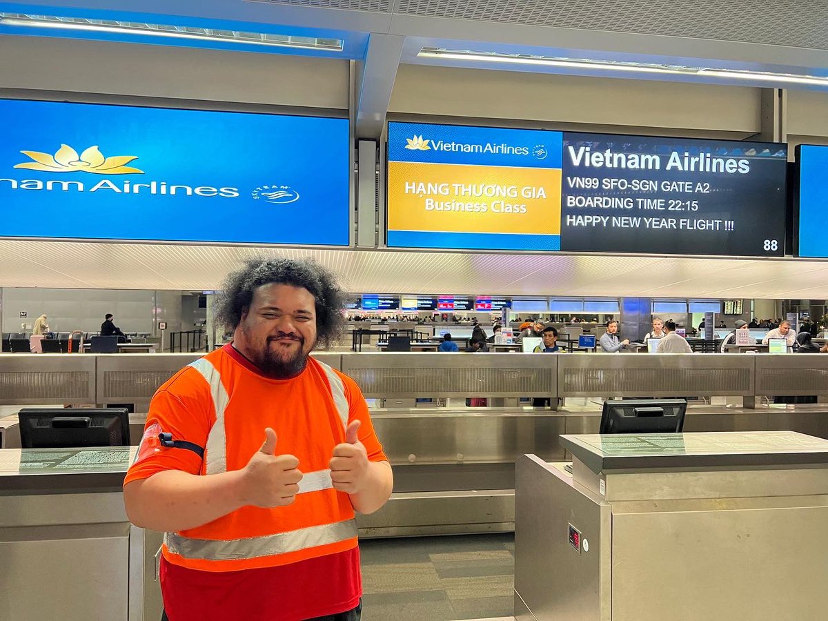 Congratulations, Vietnam Airlines! Last night they celebrated their one year anniversary at SFO by surprising passengers with a Lucky Draw. Every passenger received a red envelope with a special prize.
@VietnamAirlines 
#nonstopsfo