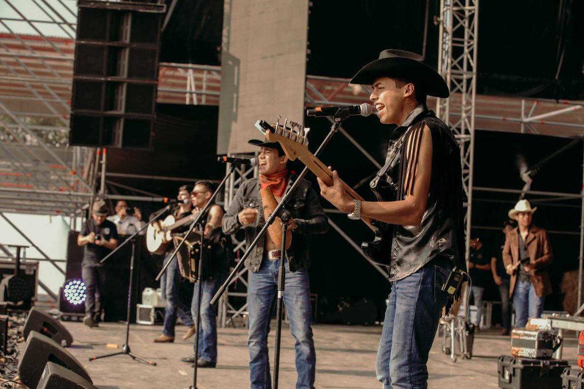 . #RainbowMusic, #ELCartelDeNuevoLeon, <a href="/becerrosmx/">Becerros.mx</a> y #GrupoErre prendieron todo el ambiente desde temprano en #Nortex2022 🔥 ¿Quién estuvo presente en esos momentos? Cuéntenos su parte favorita 💃👇
