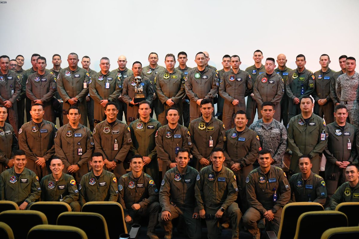 FuerzaAereaCol's tweet photo. Por sus resultados operacionales que salvan vidas,
el Comando de Operaciones Aéreas y Espaciales de su @FuerzaAereaCol  otorgó al #CACOM5 el premio al Grupo de Combate destacado del 2022.

➡️https://t.co/nKCDaP8mGc

#MiFuerzaAérea🇨🇴
#AdAstra🚀
#SalvandoVidas
#PlanPerseo https://t.co/3a7vI0sEse