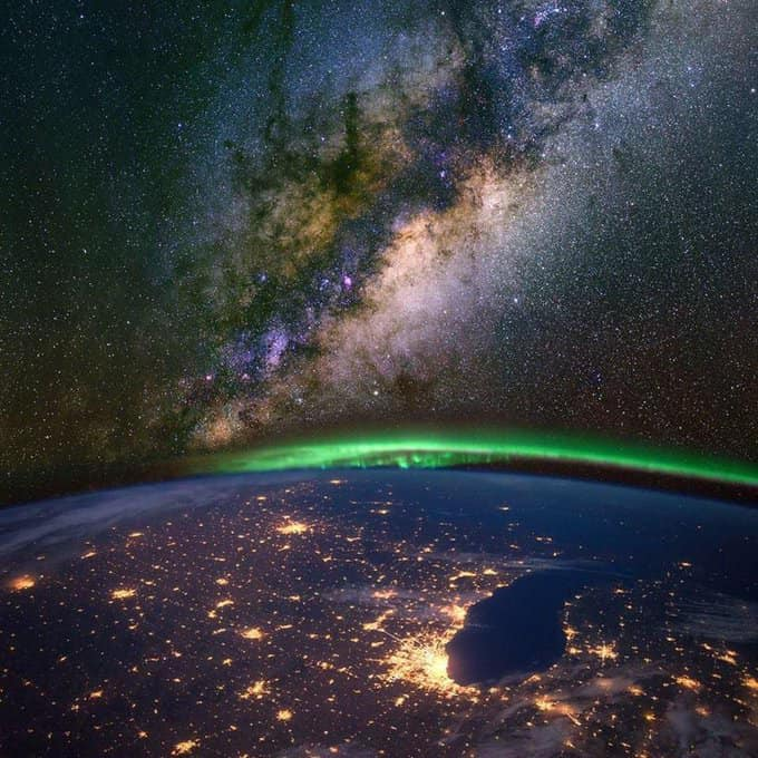 Marti_L's tweet photo. Chicago and Lake Michigan from space at night, with the aurora Borealis and the Milky Way by NASA https://t.co/ngK7MBrauZ