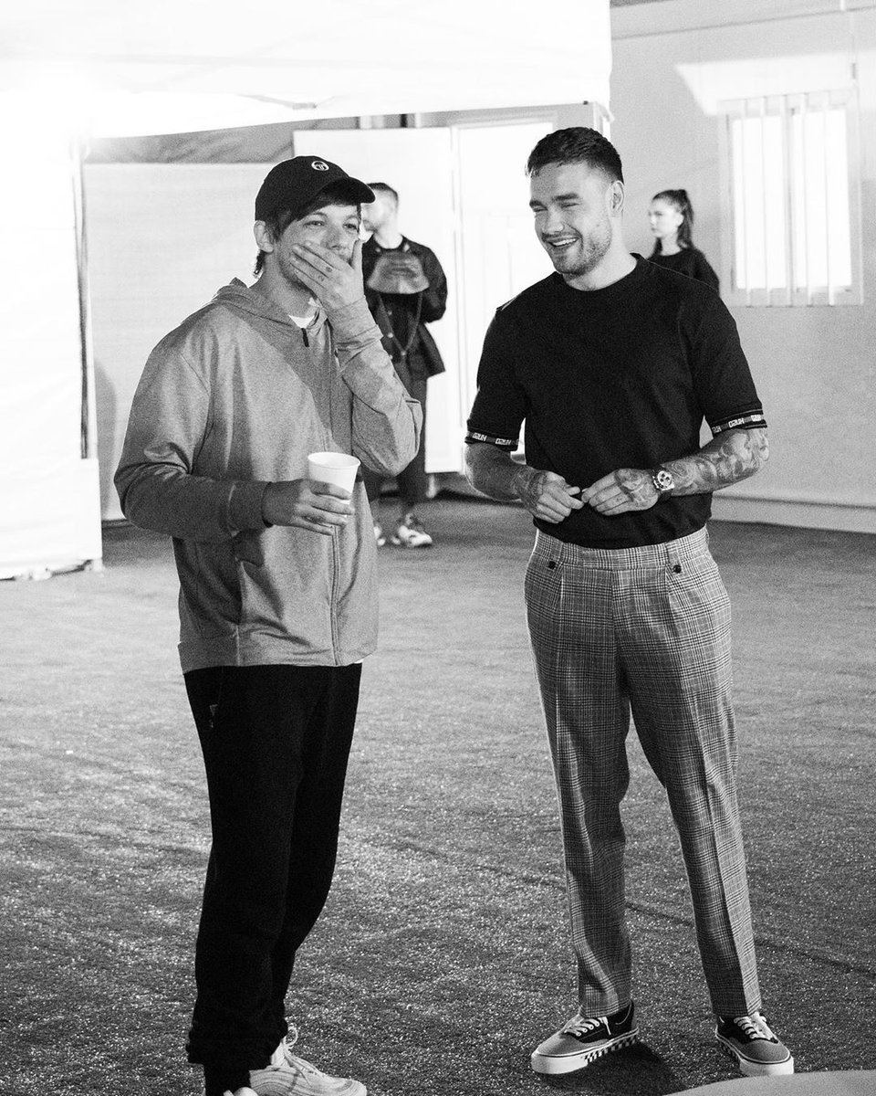 comfortforliam's tweet photo. Happy birthday @Louis_Tomlinson !! https://t.co/oq9mzPbsPw
