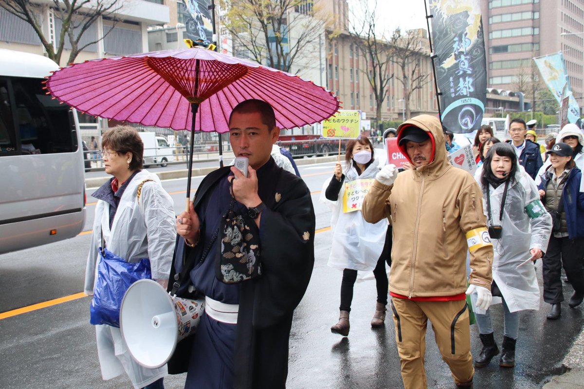 Harumage_DOOM's tweet photo. たくさんありすぎて選べない…。とりあえず陰謀論デモ部門はこの辺。
 #今年も残りわずかなのでお気に入りの4枚を貼る https://t.co/4zTu9srREs
