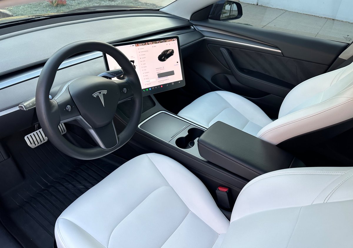 BLKMDL3's tweet photo. Tesla white interior after 144,000 miles still looking fresh! https://t.co/PEkpP4Hxs8