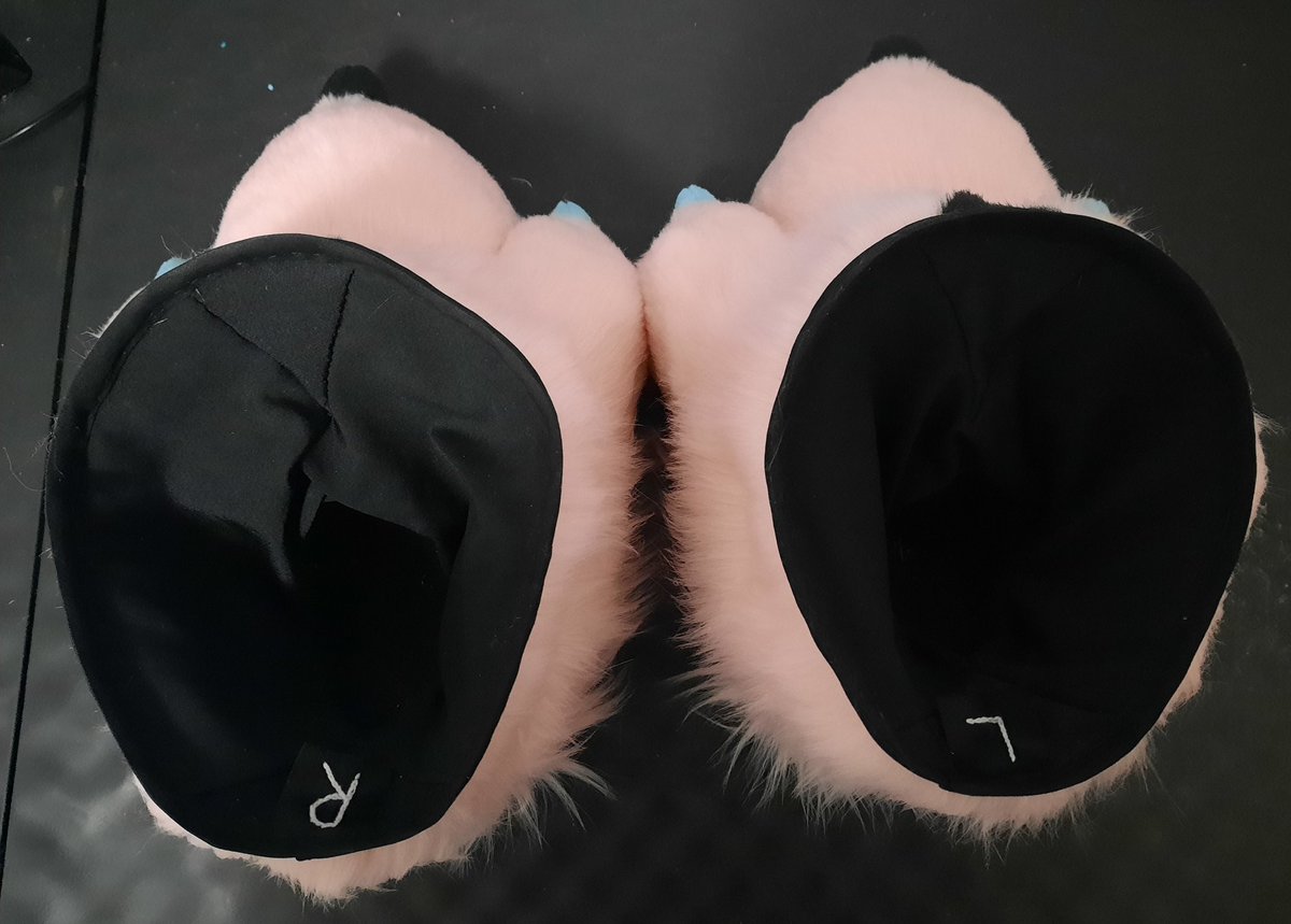 Finished kangaroo feetpaws for <a href="/pinkroostudios/">🌸PinkRooStudios🌸</a> ! They're lined inside and are indoor feet

#MatchaFursuits #furryfandom #FurryFriday #furries #furry #furrycommission #FursuitFriday #fursuit #fursuits #fursuitmaker #kemono #fauxfur #fursuitfeetpaws #kangaroofurry #kangaroofursuit