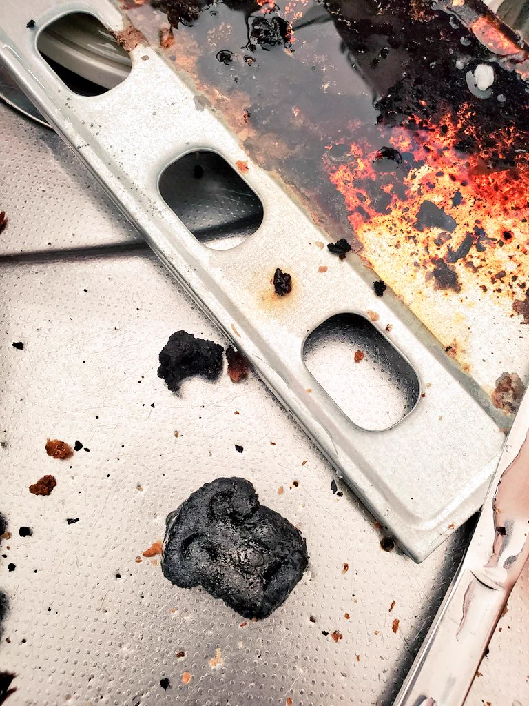 トースターを掃除してたら…真っ黒コゲの食パンマンが発見される。