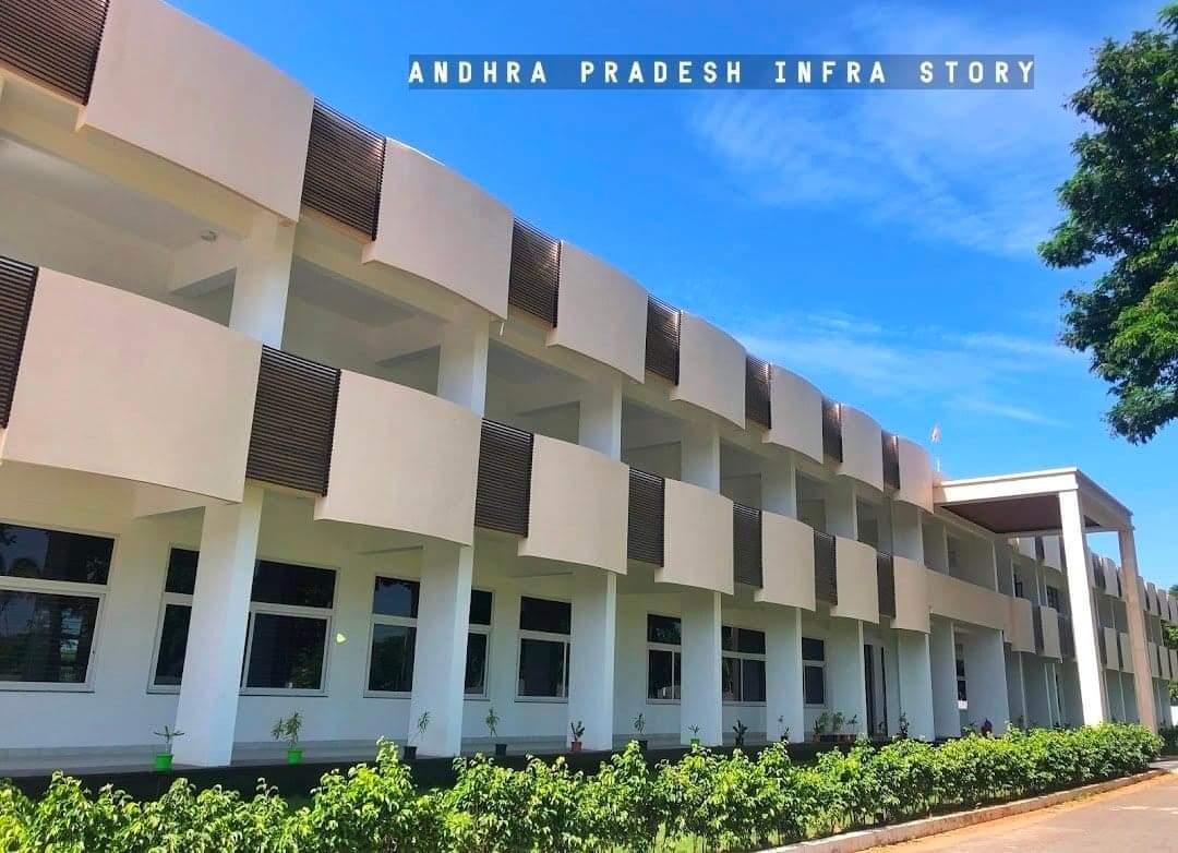 N_Reddeppaa's tweet photo. Newly Inaugurated #TechBulls IT Company In Ongole gives employement to 3000 people.
Our honourable Chief Minister Shri @ysjagan garu virtually inaugurated this campus on June 23, 2022.
#YSJaganDevelopsAP https://t.co/CfetzeuLL5