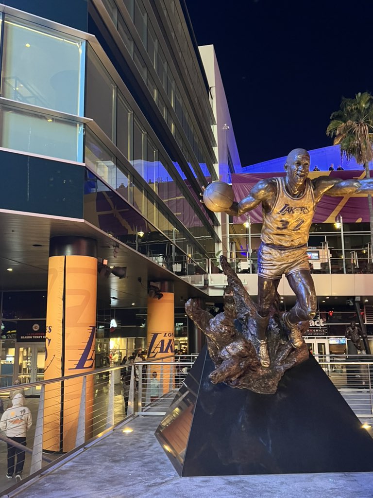 KMontrell's tweet photo. Well, since Im in the city and the hometown team is here; guess I’ll catch a little Lakers/Hornets basketball. Don’t mind the beanie..it was free. https://t.co/0hE7lFwh6e