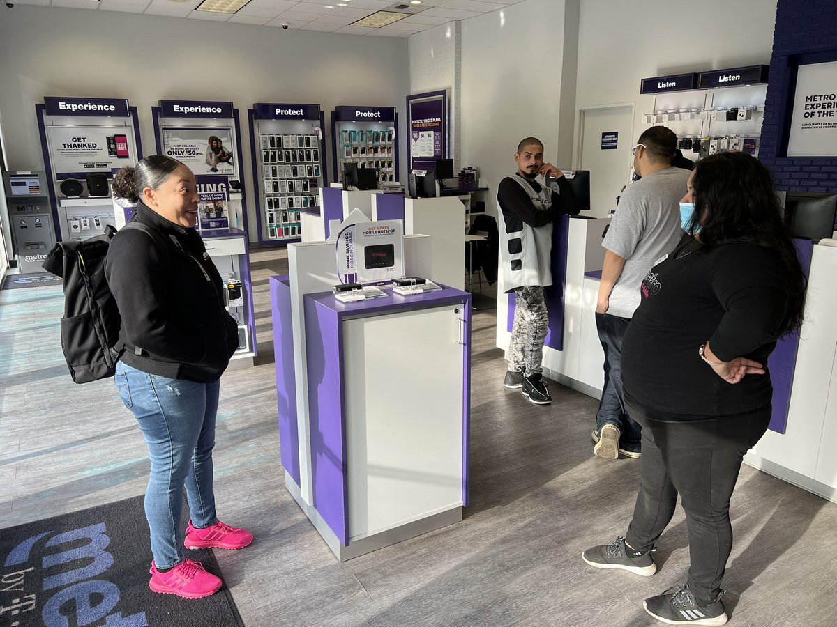 JamesLeeWW's tweet photo. Wanna talk about the Best in Class? I see all that going on in this photo and a bag of chips!  @DejaMinusTheVu loving her #FrontlineFirst and sprinkling #MagicalMoments with Melissa our rockstar Mobile Expert! https://t.co/CG3c06LI6Z