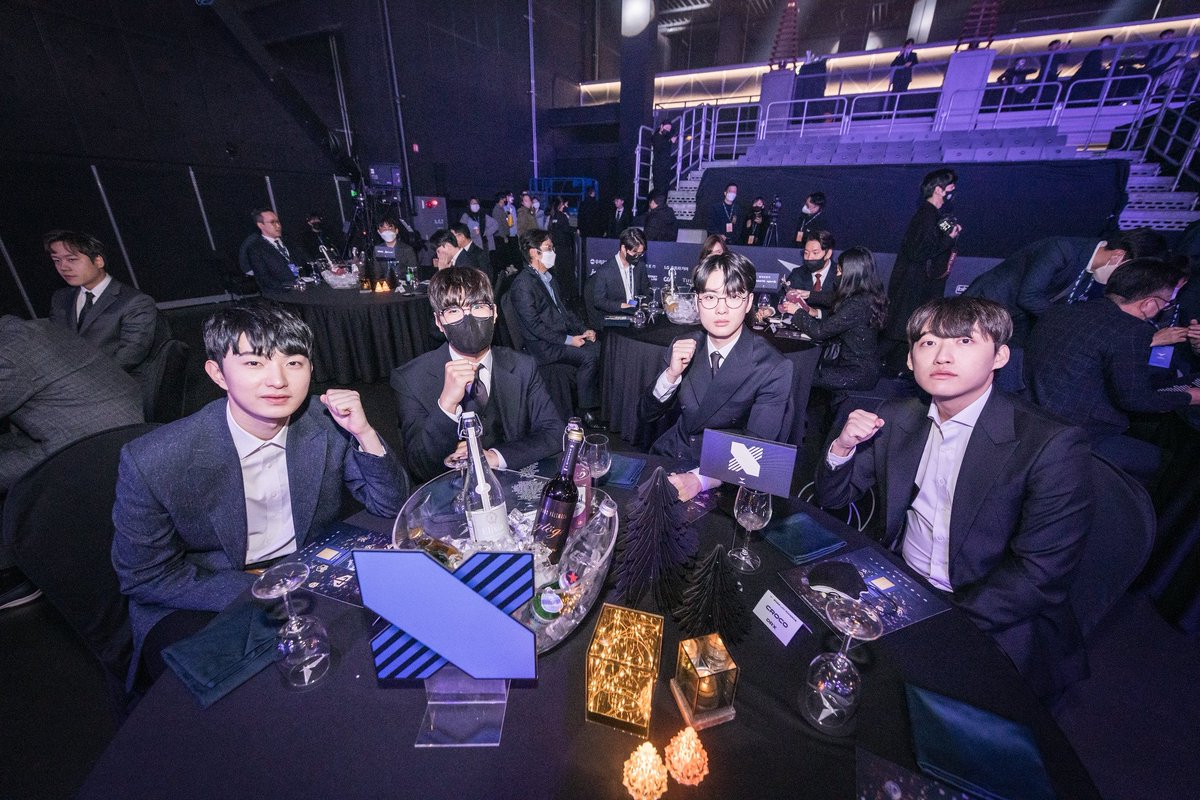 whppd1's tweet photo. other teams: opened 1 bottle of wine only or didnt at all

meanwhile t1: https://t.co/I9avixach0