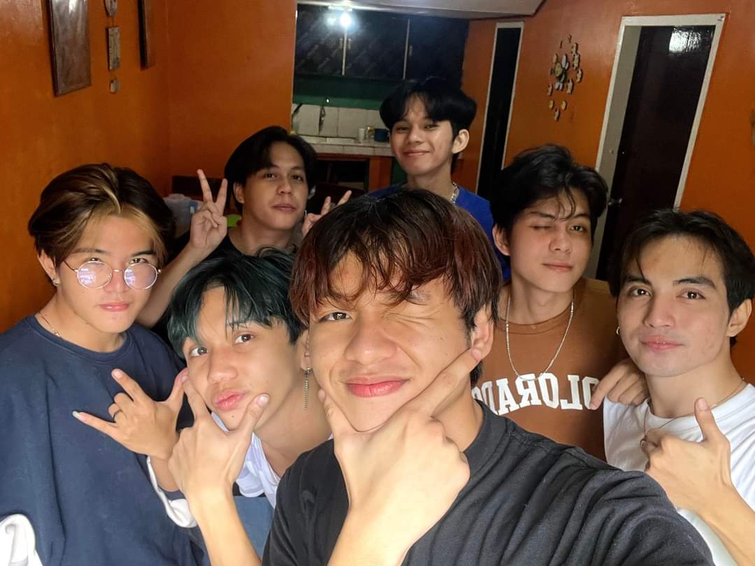 KL_DreamMaker's tweet photo. [📸] 221224 | DREAM MAKER KL with Ortus

KL with his K-pop coverist groupmates earlier today. 🫶🏻

#DreamMaker 🧡💜 #DreamMakerPH
#드림메이커 #KL #케이엘 #DreamMaker_KL #드림메이커_케이엘 https://t.co/z0UyOwPj4M