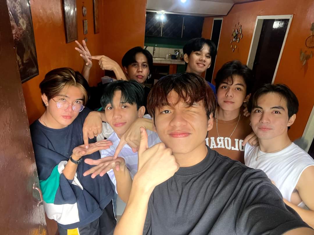 KL_DreamMaker's tweet photo. [📸] 221224 | DREAM MAKER KL with Ortus

KL with his K-pop coverist groupmates earlier today. 🫶🏻

#DreamMaker 🧡💜 #DreamMakerPH
#드림메이커 #KL #케이엘 #DreamMaker_KL #드림메이커_케이엘 https://t.co/z0UyOwPj4M