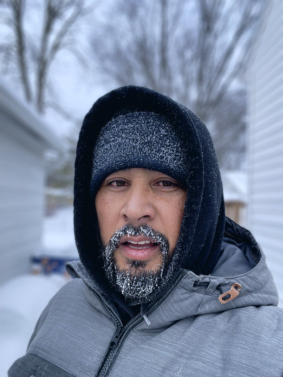 bryanmonzon's tweet photo. -9° (feels like -31° according to the weather app) out here shoveling snow. Can’t say that I’ve ever experienced anything this cold before. 🥶 https://t.co/iJ1XUzKsy1