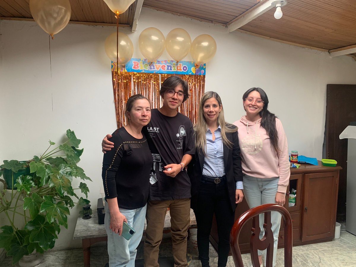 petrogustavo's tweet photo. El reencuentro de Santiago Marquez con su familia, despues de estar preso y ahora como vocero de paz para lograr el empoderamiento pacífico de la juventud popular. https://t.co/QzIMk6bIWT