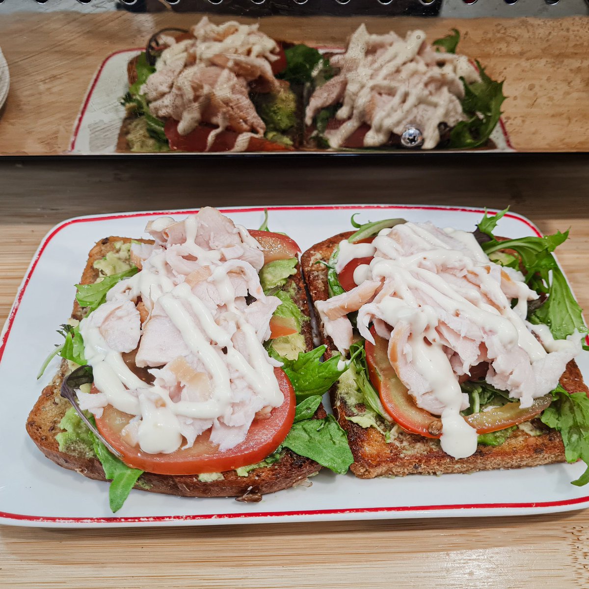 LootingFlowers's tweet photo. ⠀ ⠀

                        Lunch  tiiiime  ! 

       Gluten   /   dairy  free  toast  with  
       marmite   、 avocado  、 tomato  、 
       salad 、smoked  chicken  w  aioli  。 

⠀ https://t.co/AGKPqh5Lr7