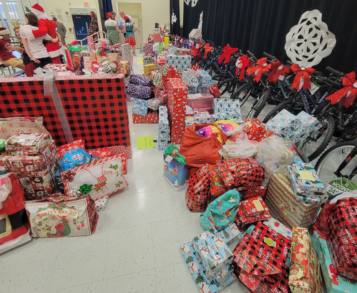 Ritz5popo's tweet photo. Thank you for making our students wishes come true!! 🎄🧑‍🎄#Holiday2022 @browardschools @BcpsCentral_ @NorthSideNSE @nseporcena https://t.co/39ciGmUzhF