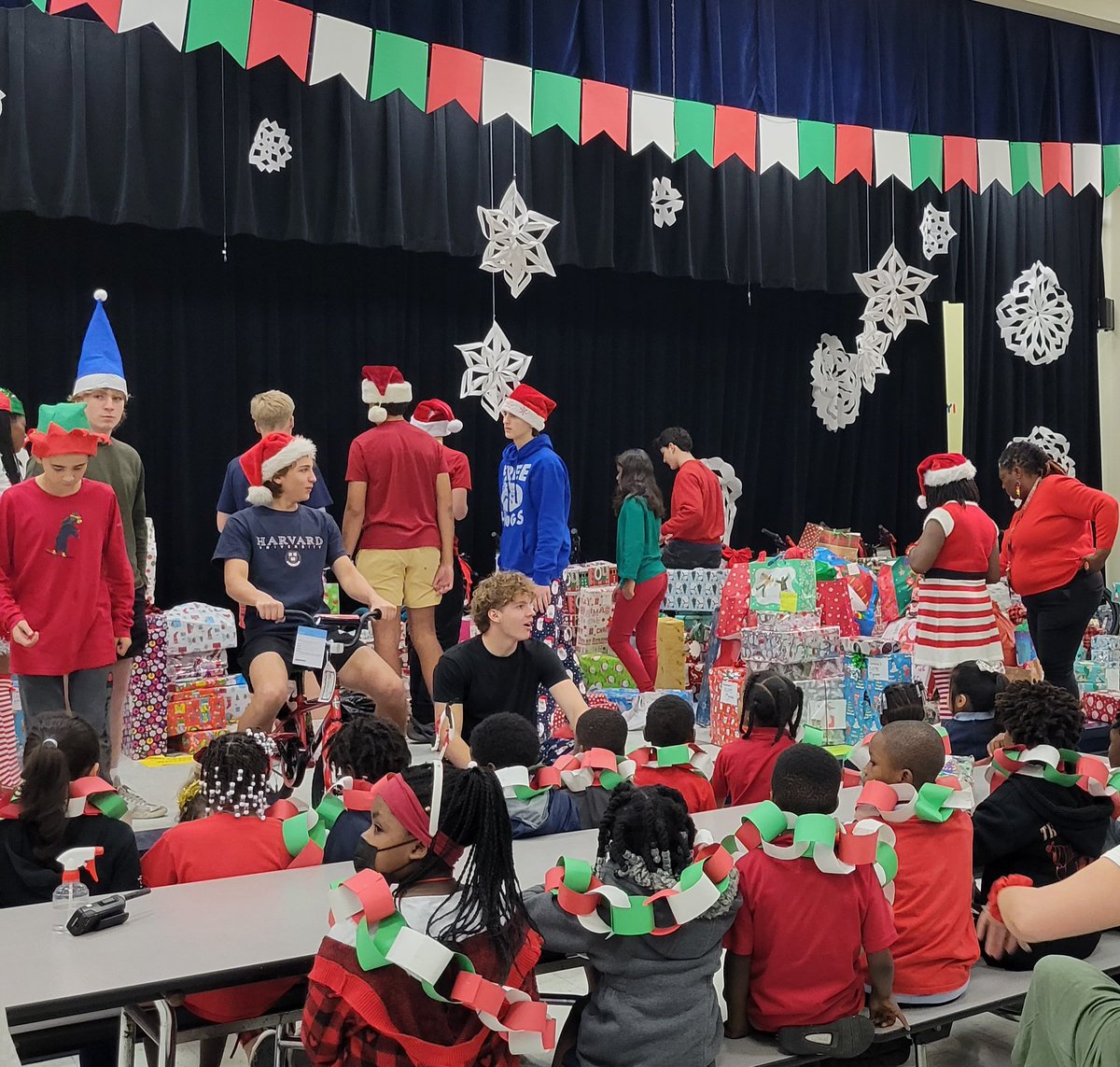 Ritz5popo's tweet photo. Thank you for making our students wishes come true!! 🎄🧑‍🎄#Holiday2022 @browardschools @BcpsCentral_ @NorthSideNSE @nseporcena https://t.co/39ciGmUzhF