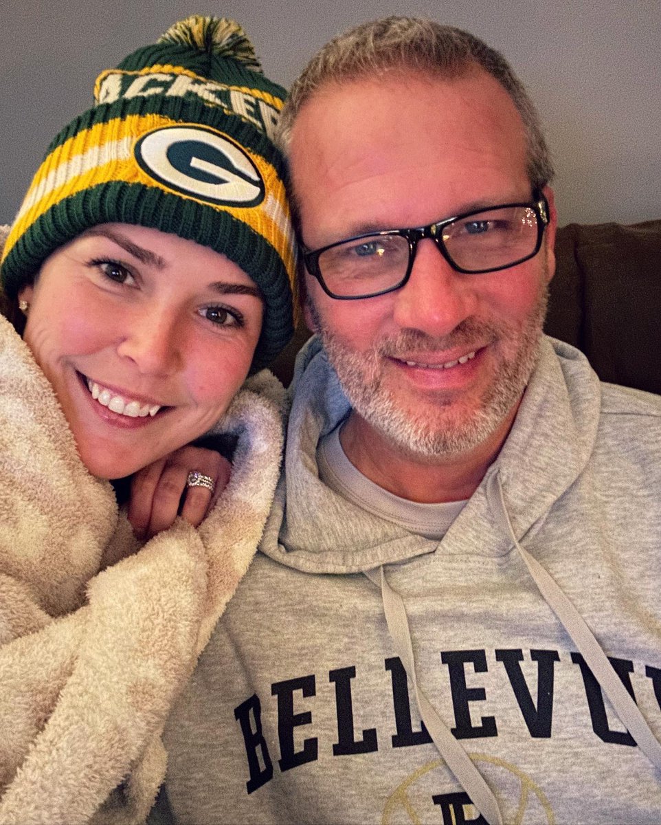 TNHicks925's tweet photo. It’s been a cozy day watching movies, comfort food, and taking Ellie out for 27 seconds before she’s ready to come in. While I’d like to avoid the blizzard conditions, these are the holiday memories that I cherish the most. I hope you and yours are staying safe + warm! 🥶 ❄️ 🔥 https://t.co/I6TMnMj55P