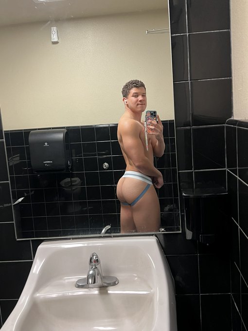 here's my butt lol https://t.co/dDQpqFhVR8