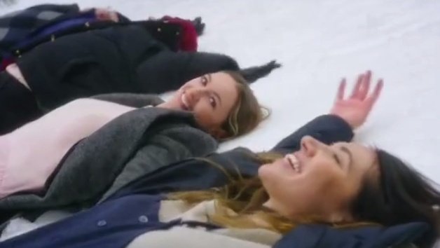 blystreet's tweet photo. e neste natal aproveitem pra assistir looking for her!! um filme sáfico de natal com namoro de mentira que acaba virando amor de verdade e ainda tem final feliz 🥹 https://t.co/JcbwOAaRgE