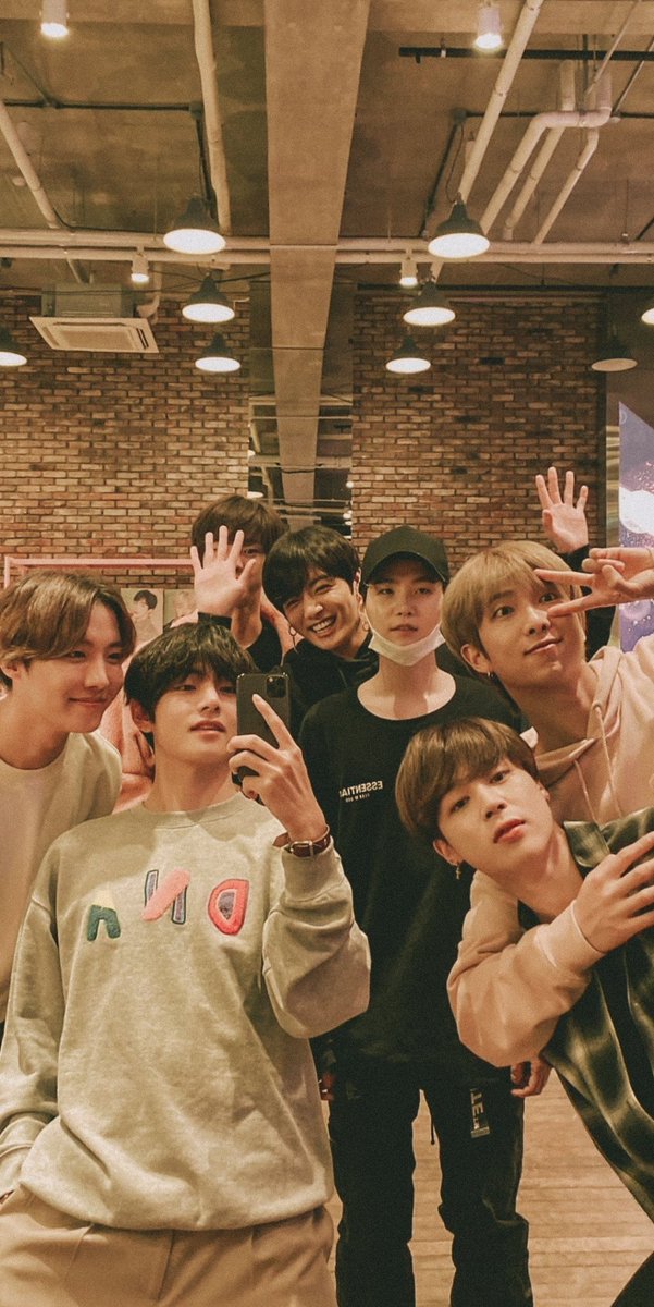 armybts__4ever's tweet image. Hi everyone!!  I made a new twt account to separate my personal account from my army one.  

I&apos;m also working on starting a discord server for all the #dopeoldpeople that may want to have a fun and welcoming space to express their love of #BTS and possibly do some group watches!