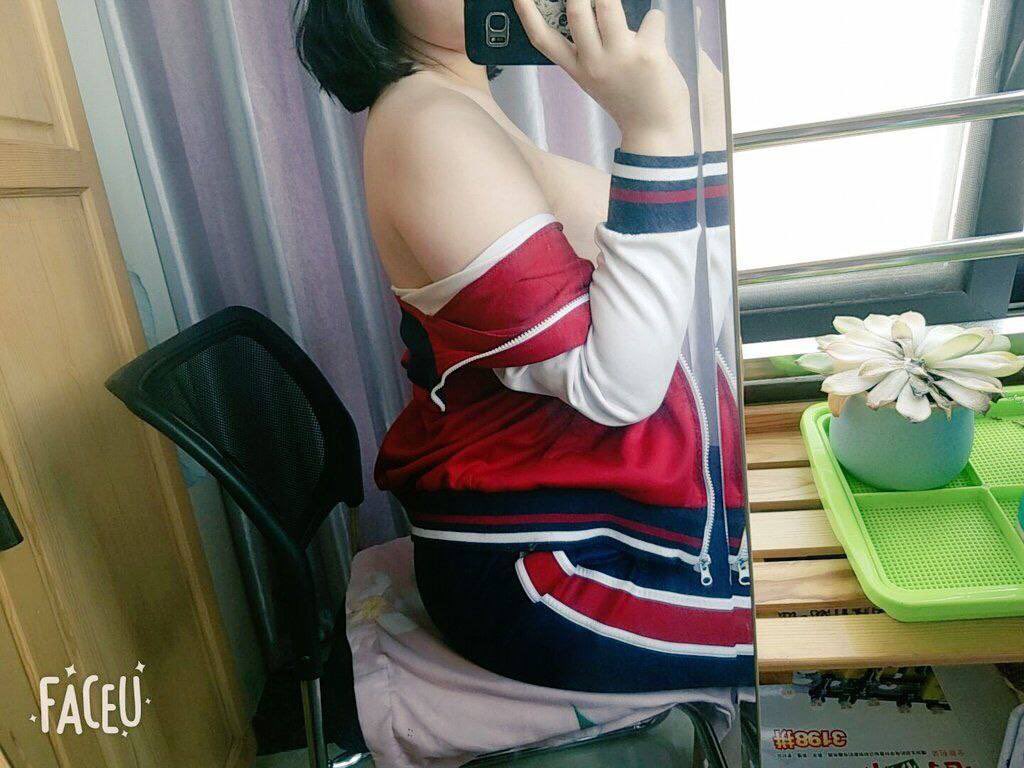 lingling4012's tweet photo. 00后大三学妹 看似乖乖女 性格内向内心闷骚反差 每晚在宿舍扣逼自慰 幻想被草 内裤经常被沏湿 视频照片被男友流出！内心早熟 超级反差
照片23张视频8段获取完整版看我主页 https://t.co/QtOac6seTN