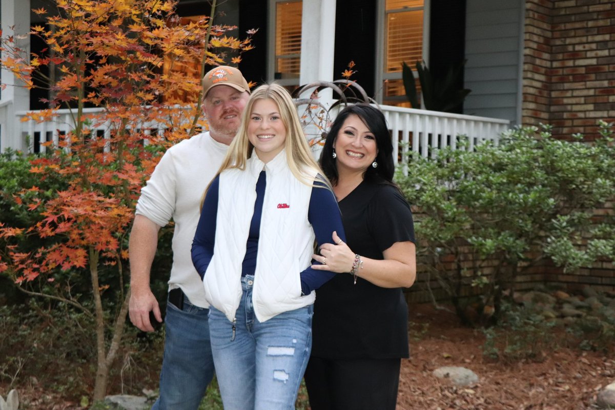 s_arahlawrence's tweet photo. Merry Merry Christmas from my family to yours i hope everyone enjoys there holiday!! @JC_BobcatsSB @GoChoctaws_SB @CoLinSoftball @SMCCBearsSb @SouthernMissSB @hccsoftball @LadyEagleSFBL https://t.co/yVRqCJ4k21