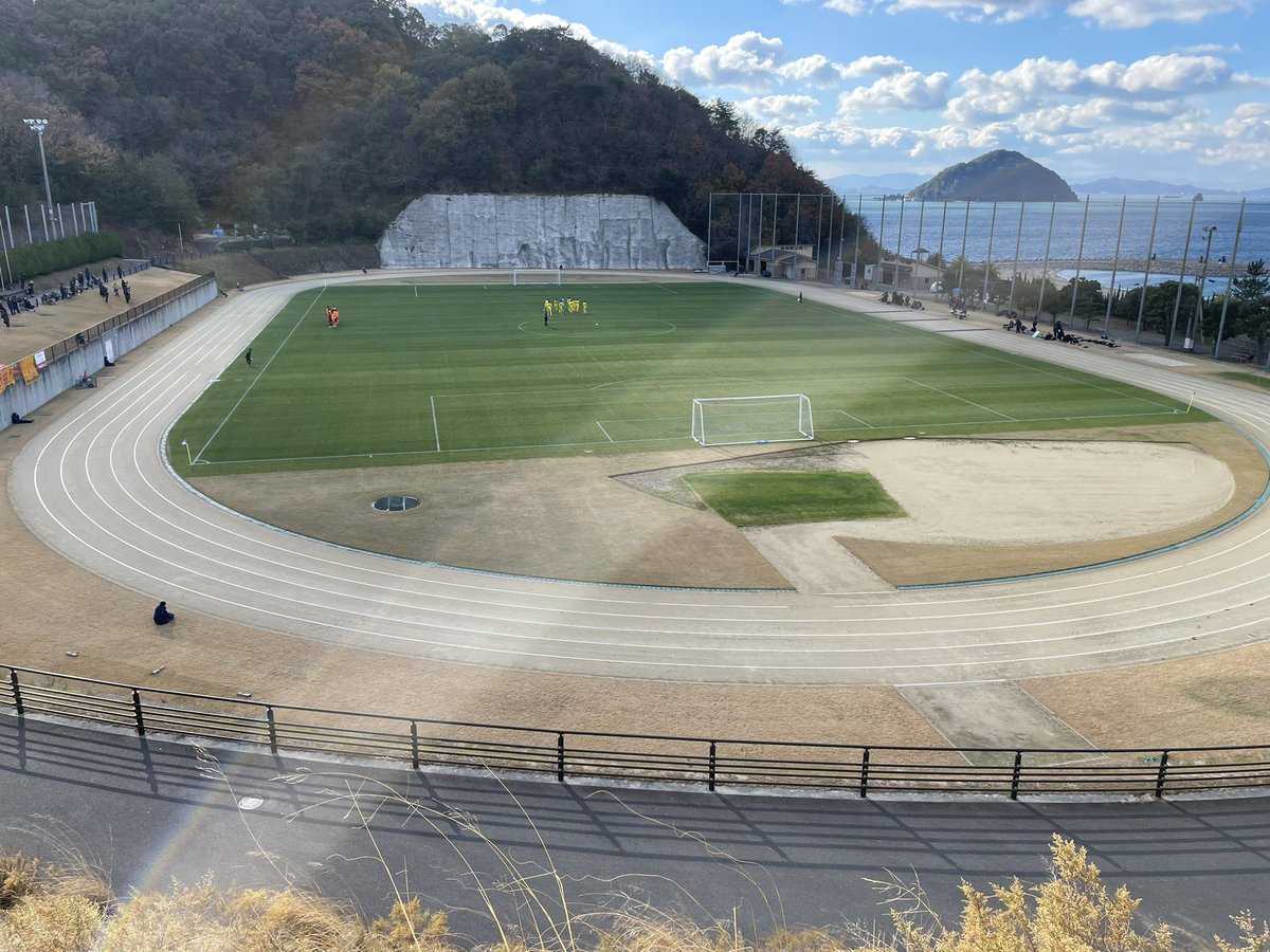 EhimeSoccerChan's tweet photo. 本日は愛媛県高校サッカー中予予選の準決勝！
新田vs済美がキックオフしました。
両指揮官は今シーズン、B級ライセンスを一緒に受講しており、ここの対決にも注目です！ https://t.co/BWiAWcU9hC