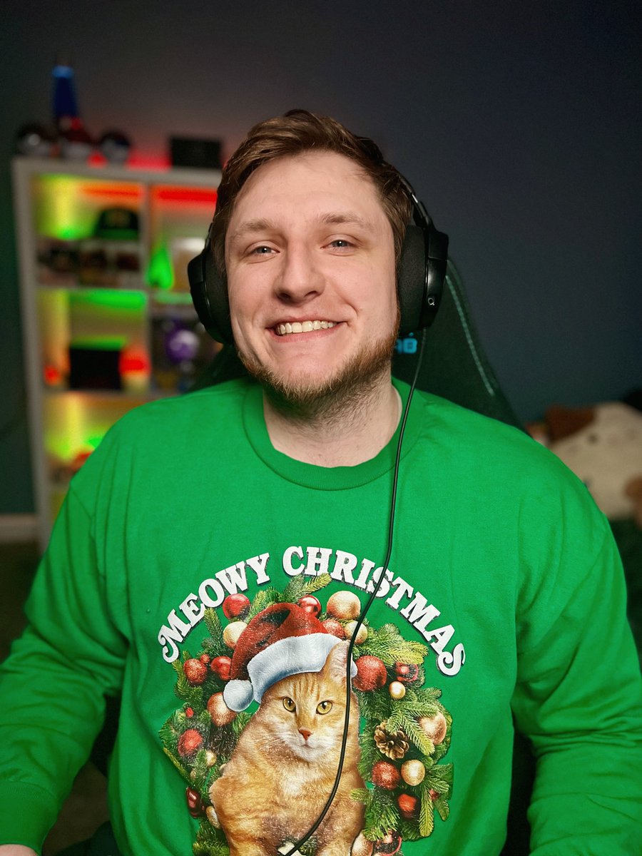 ZeeSweezy's tweet photo. Merry Christmas Eve Eve! Shiny hunting some Pokémon on stream! https://t.co/pEYVq8Txze