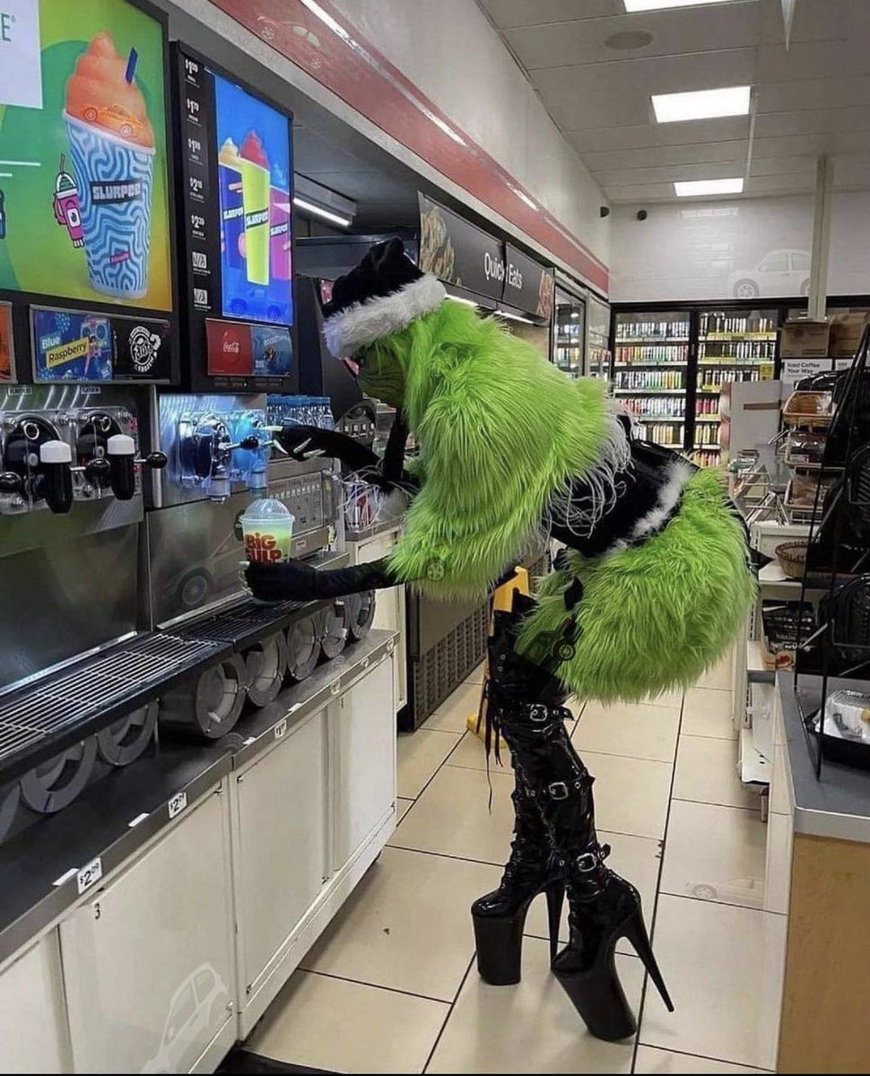 vintagefantasyy's tweet image. Me at the holiday family function getting my 8th glass of wine