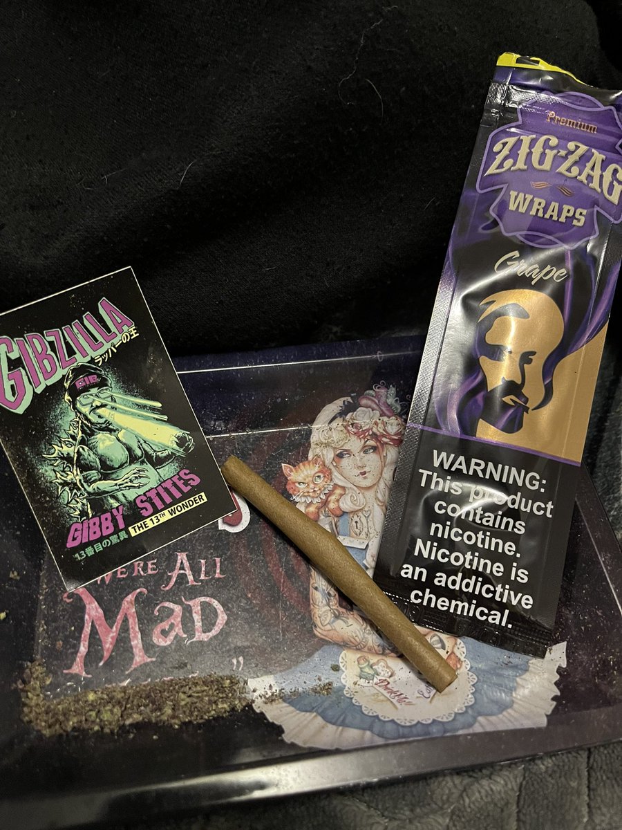 Sideshow531's tweet photo. with the blunt wrap grape doe #iLLViLLAiN #Gibzilla #WeAllMadHere #grapewraps #zigzag https://t.co/530iWYOs9u
