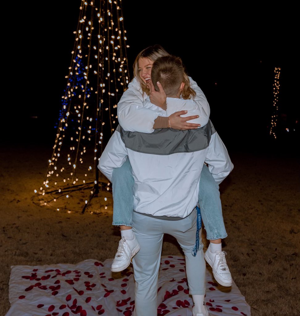 annaenglit's tweet photo. Blessed to receive an offer to be Dylan Anderson’s WIFE🙏🏼🙏🏼 https://t.co/NncP9hViUQ