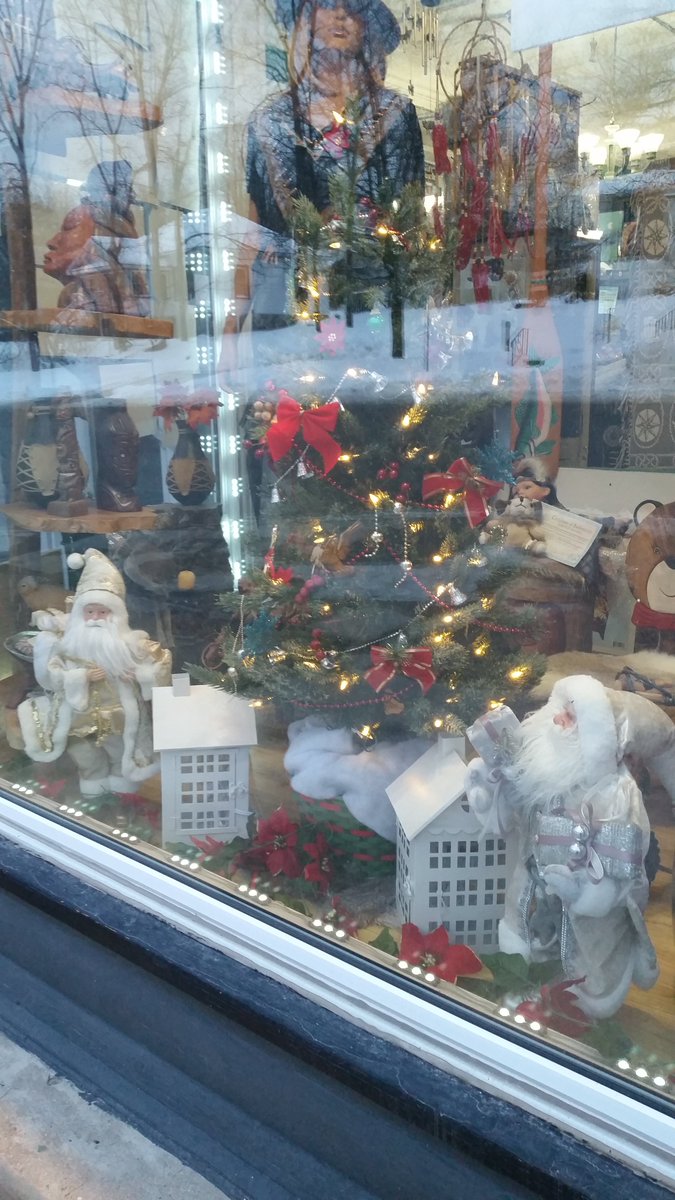 UteSchmid's tweet photo. Some of the beautiful #holidaywindows in @penetanguishene this #winter season. #PenetanguisheneOntario. I love the community spirit here! #SimcoeCounty #ResidentialTourist #Snowflakelady https://t.co/bajpwC7wbh