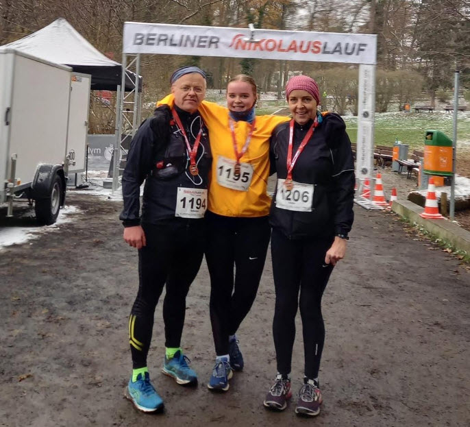 family accomplishment this month: Gisi 10K, Hannah and I 21K at this year's Nikolauslauf around the Schlachtensee, total of 52 family kilometers in -2°C, freezing!