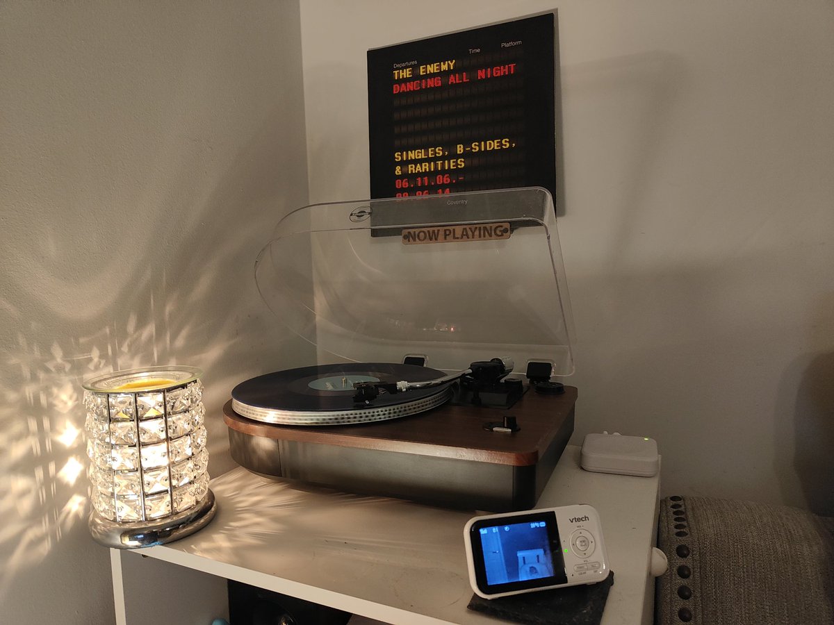 Sam_Schofield90's tweet image. Lovely bit of late night Christmas tidying up listening to @theenemyband 😎

Album of choice: Dancing All Night Singles, B-Sides &amp;amp; Rarities

Music cleanses the soul and making tidying up all the more fun 💪👌
@tomclarkemusic @andyhopkins26 @Liamwatts_enemy #Theenemy #parentduties