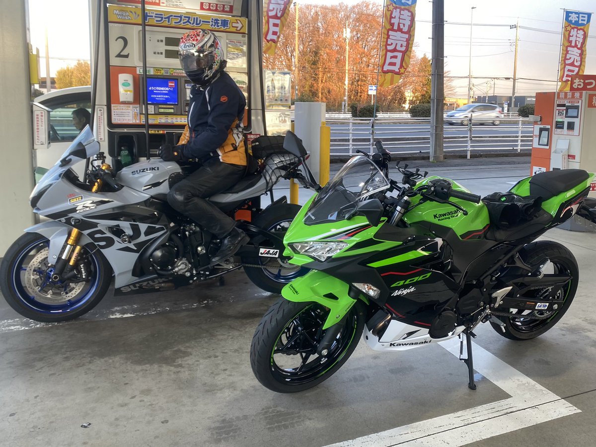 h2___x2's tweet photo. NINJA400 KRT納車しました😆✨
朝から父に付き合ってもらい200km走ってきて今から友人と合流して静岡を目指します💪
納車したてでアップハンドルに交換されるNINJA400…😂
来年からはVTRと併用してジムカーナ仕様に仕上げていきます🔥
#納車
#KAWASAKI
#NINJA400
#ジムカーナ https://t.co/7rFTsmrMUr