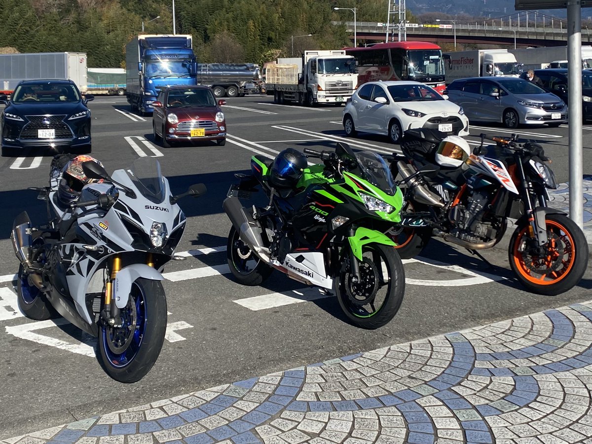 h2___x2's tweet photo. NINJA400 KRT納車しました😆✨
朝から父に付き合ってもらい200km走ってきて今から友人と合流して静岡を目指します💪
納車したてでアップハンドルに交換されるNINJA400…😂
来年からはVTRと併用してジムカーナ仕様に仕上げていきます🔥
#納車
#KAWASAKI
#NINJA400
#ジムカーナ https://t.co/7rFTsmrMUr