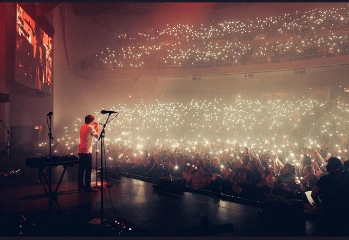 mecarolt's tweet photo. Todas as luzes são para você. #lightforlouis #HappyBirthdayLouisTomlinson https://t.co/fyqXcYSB3u