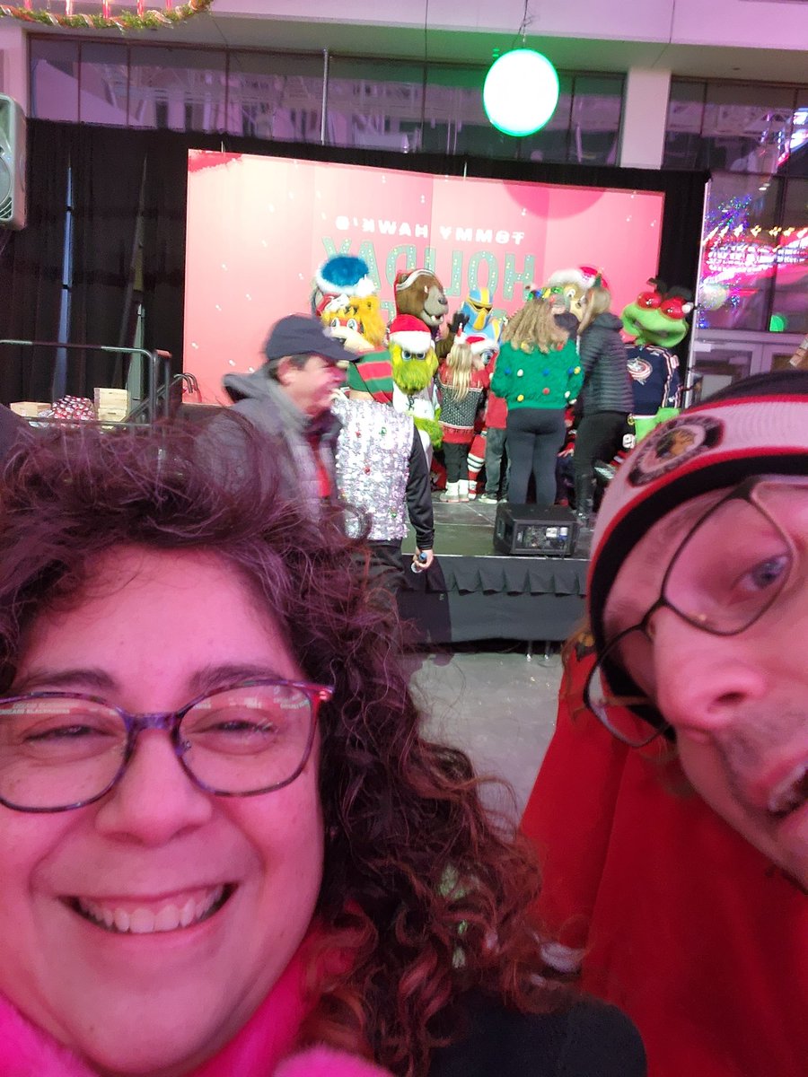 chimerakiss's tweet photo. Love the @Blackhawks @NHLBlackhawks #GoodTimes @VetTix Happy to be here! @GarrettPopcorn https://t.co/idTEEA1X15