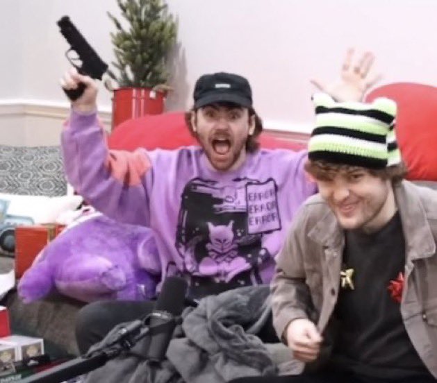 pandaslcver's tweet photo. i missed sapnap pulling out a blickey???? https://t.co/9jm0gNcl2i
