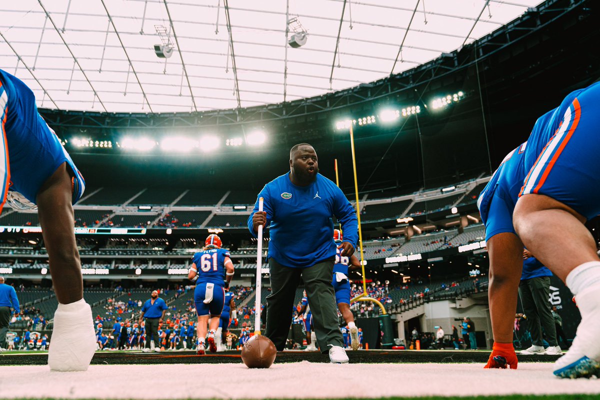 _CoachJames's tweet photo. Passion &amp; Details. 
#DLINEMINISTRY 
#FeedTheFamily https://t.co/NWeixMwUn6