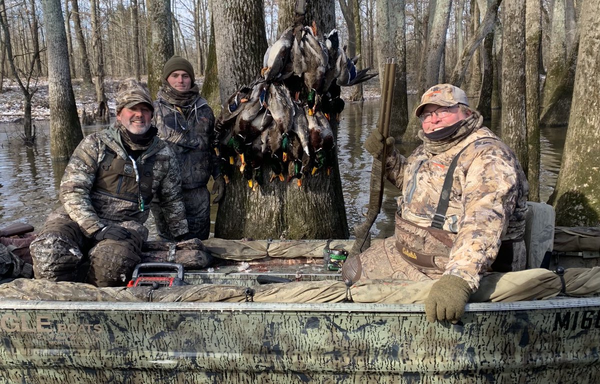 JasonWhiteMS's tweet image. Mighty fine cold, clear day in the MS Delta!!  Them Green Beans wanted to ride in the War Eagle. #buttoned-up #dryingout