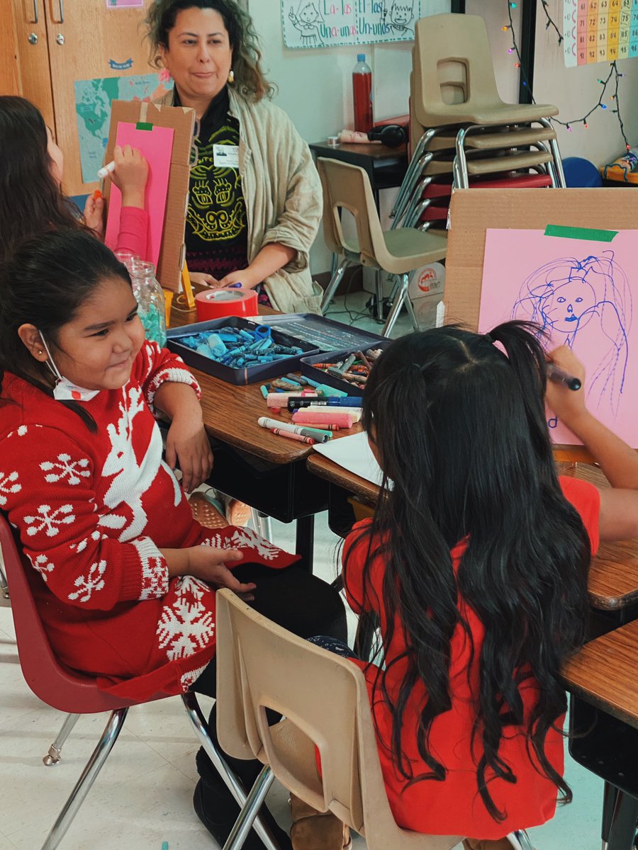 MsssTorres's tweet photo. This week I had the honor to work with CAP artist Natalia Padilla. 

She gave an art session in “Blind Contour” to our first grade students at @StevensParkDISD 

It was such a great outcome!Our students learned to build hand-eye coordination and increased their observational https://t.co/rJD0uyXkER