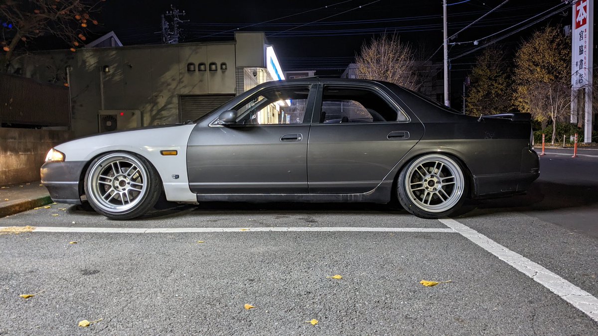manman33skyline's tweet photo. 車検取得し、無事公道に戻って参りました🫡
ホイール 前後ENKEI RPF1RS 10.5j +10 

電球字光と写真では分かりにくいけど柿本改のフルメガN1デュアル、たまらねぇ〜☺️

フェンダーはそのうち塗ります🙃 https://t.co/yrC8EWxvCy